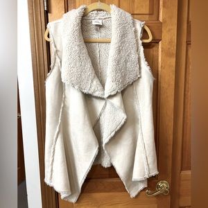 Knox Rose Cream colored Faux Fur Open Vest - Size M